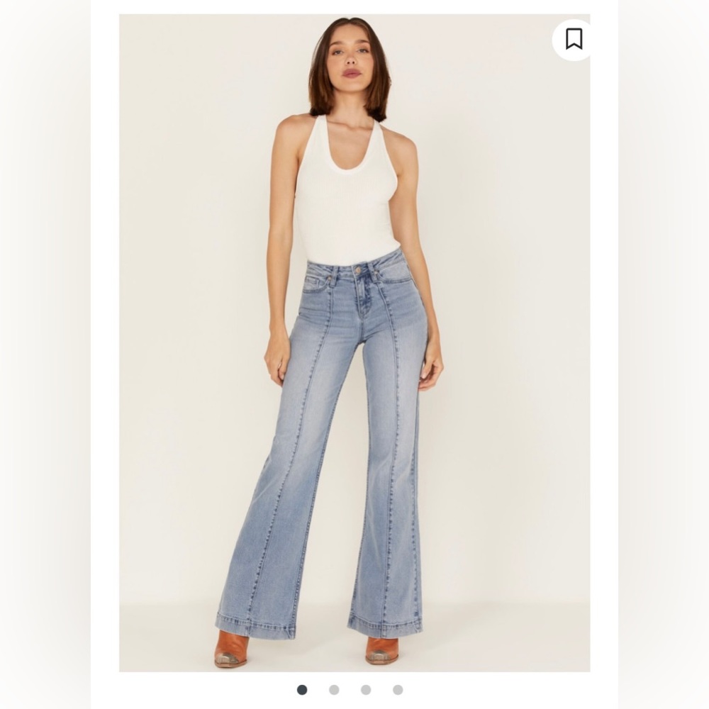 SHYANNE WOMEN'S LIGHT WASH HIGH RISE SEAMED FLARE JEANS. size (25/34)